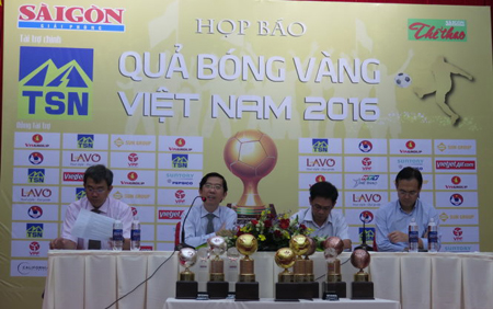 Trưởng ban tổ chức giải thưởng Quả bóng vàng Việt Nam 2016- ông Nguyễn Thành Lợi (Phó Tổng biên tập báo SGGP) trả lời giới truyền thông tại cuộc họp báo diễn ra sáng 9-12 ở thành phố Hồ Chí Minh.